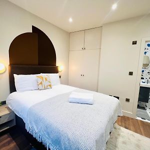London Holly A Mini Studios Great Location For Tourist!!!
